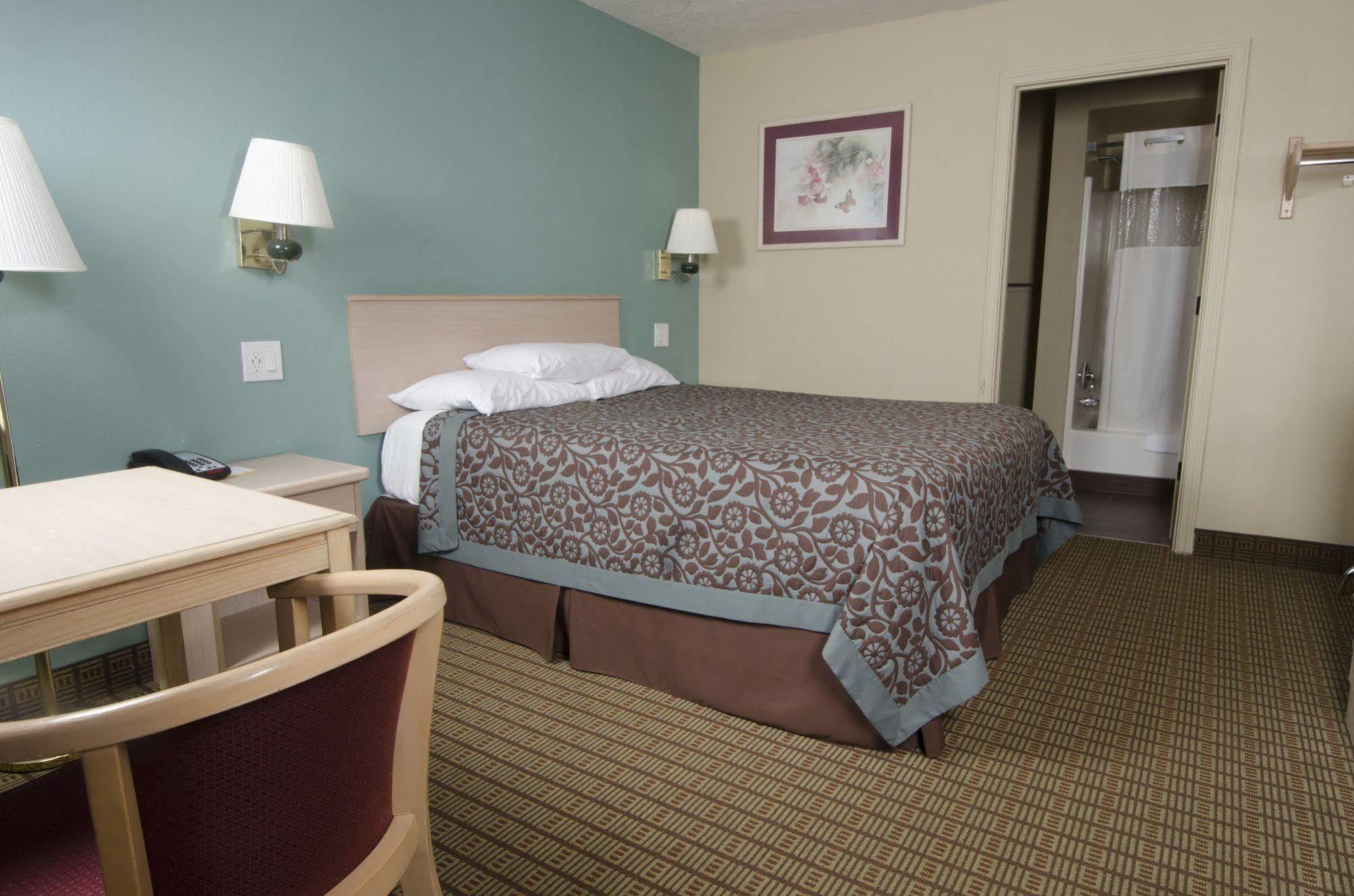Days Inn By Wyndham Portland Central Екстериор снимка